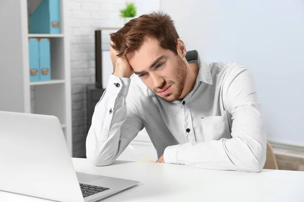 Homme fatigué travaillant avec un ordinateur portable — Photo