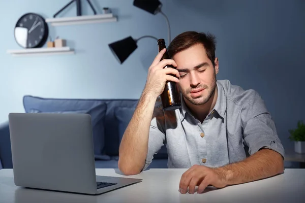 Jeune homme fatigué avec de la bière — Photo