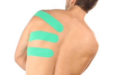 Fizyo teyp üzerinde beyaz izole erkek kürek kemiği üzerine uygulanan