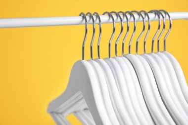 Sarı duvar modern askı 