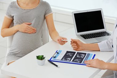 Doktor hamile kadına ilaç vererek 