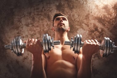 Sportif adam egzersizleri yapıyor