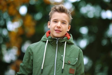 neşeli genç açık havada 