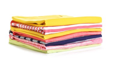 Renkli kıyafetler yığını