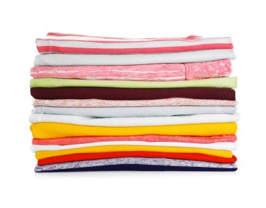 Renkli kıyafetler yığını