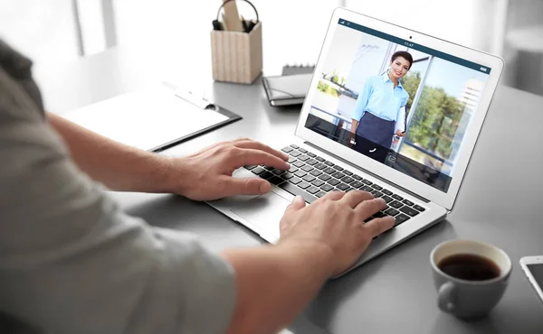 Homem Videoconferência Com Advogado Laptop Chamada Vídeo Conceito Serviço Online — Fotografia de Stock