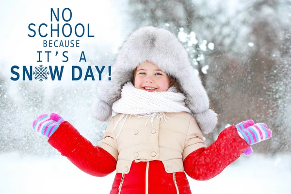 Meisje Buiten Spelen Tekst School Omdat Snow Day Achtergrond — Stockfoto