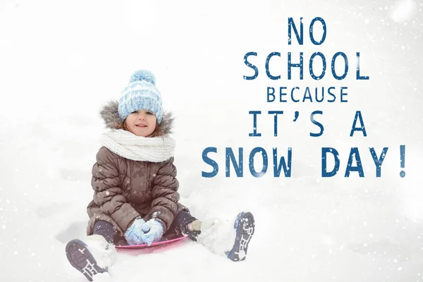 Meisje Buiten Spelen Tekst School Omdat Snow Day Achtergrond — Stockfoto