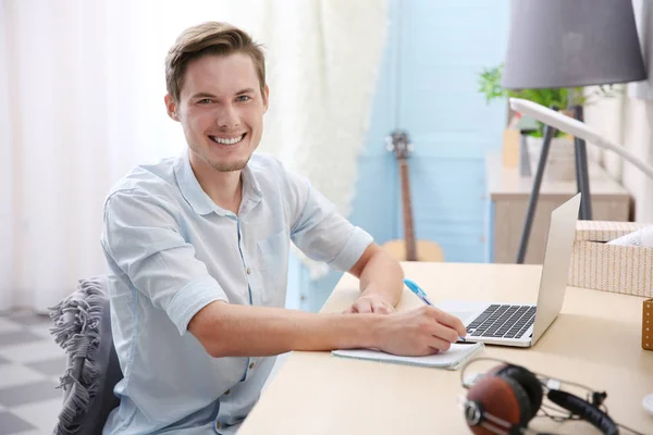 Mann komponiert Lied — Stockfoto