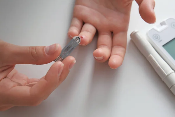 Mujer revisando sangre — Foto de Stock