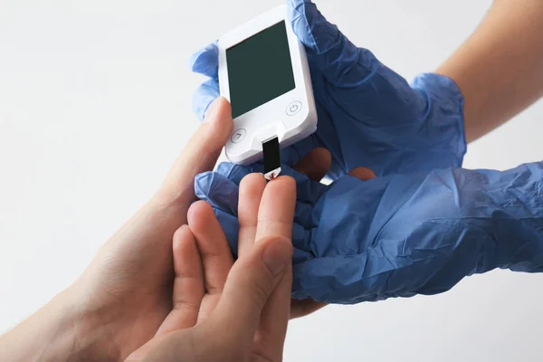 Doctor checking blood sugar level — Stock Photo, Image