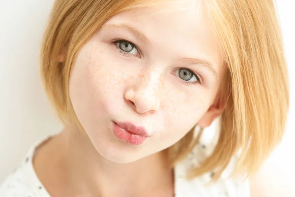 Teenager Mädchen mit Sommersprossen — Stockfoto