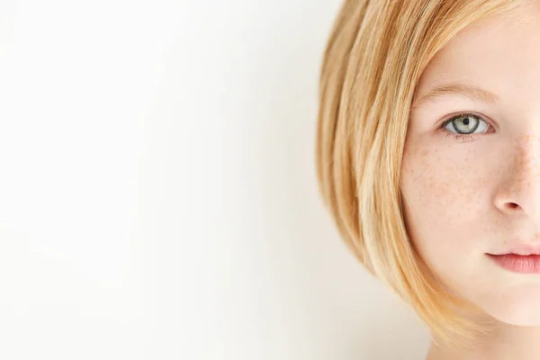 Adolescente chica con pecas — Foto de Stock