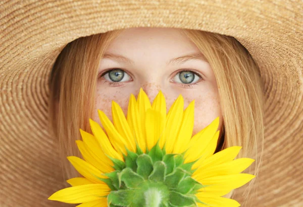 Ragazza in cappello di paglia con girasole — Foto Stock