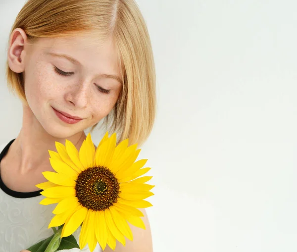 Attractive girl with sunflower — Stock Photo, Image