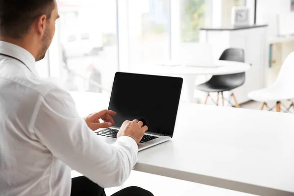 Mann tippt auf Laptop — Stockfoto