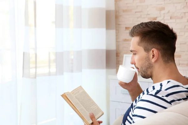 Jeune homme Livre de lecture — Photo