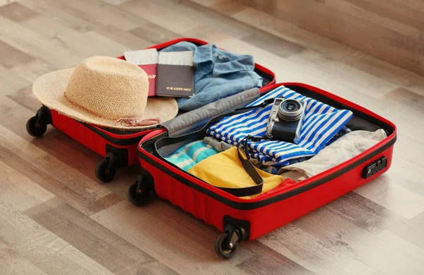 Open travel suitcase — Stock Photo, Image