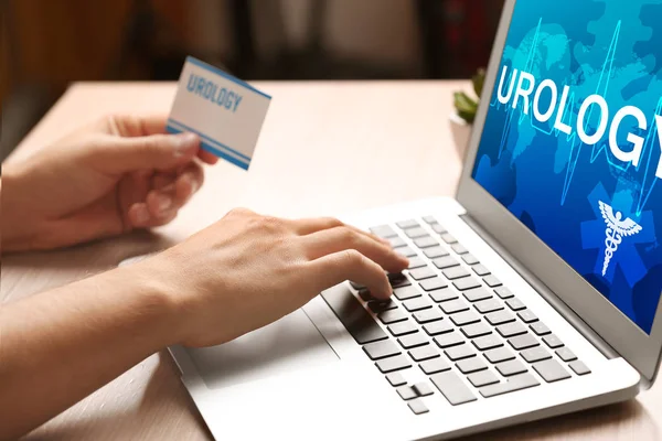 Hombre buscando información de internet sobre urología — Foto de Stock