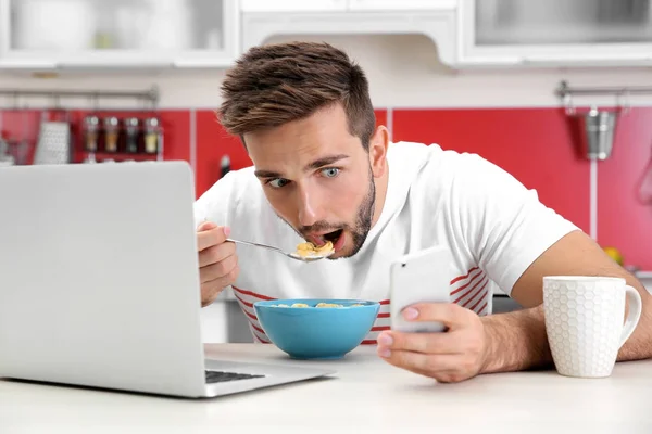Hombre desayunando — Foto de Stock