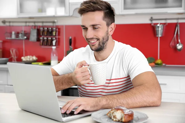 Hombre comiendo bocadillos — Foto de Stock