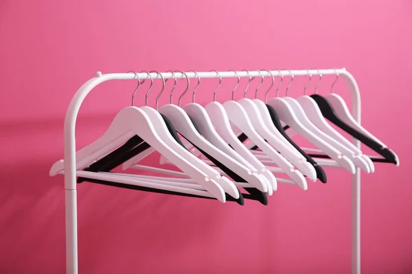 Moderne hangers op roze — Stockfoto