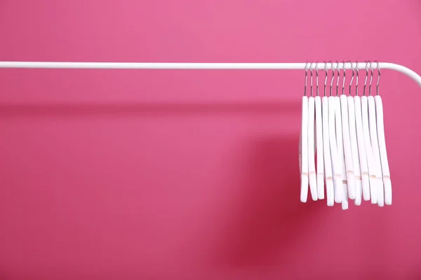 Moderne hangers op roze — Stockfoto