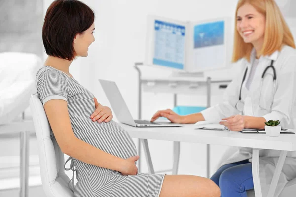 Gravid Kvinna Besöker Läkare — Stockfoto