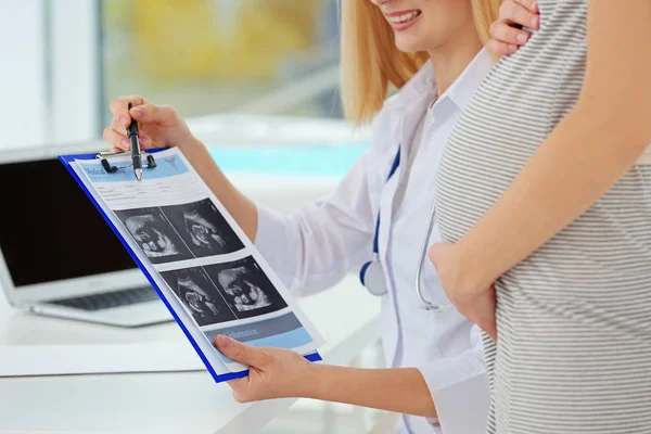 Doctor mostrando foto de ultrasonido —  Fotos de Stock