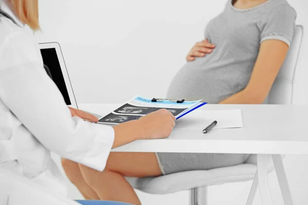 Mujer embarazada que visita al médico — Foto de Stock