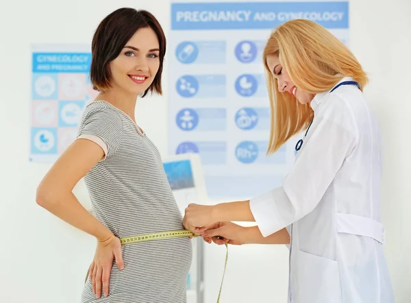 Médico Que Mide Vientre Mujer Embarazada Hospital — Foto de Stock