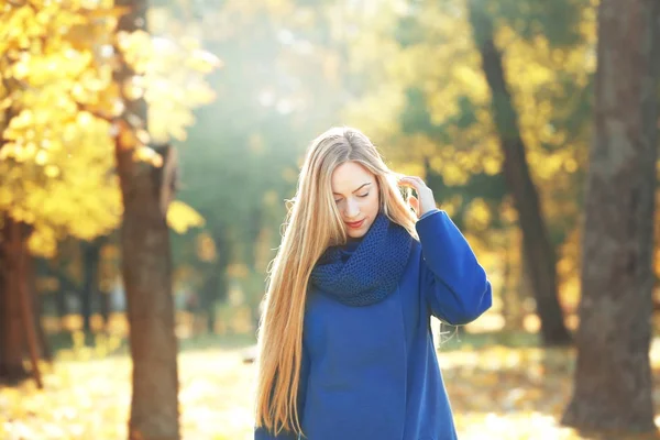 Mooie jonge vrouw — Stockfoto