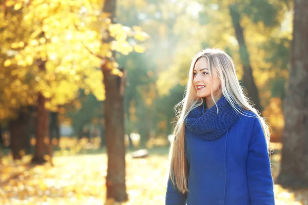 Schöne junge Frau — Stockfoto