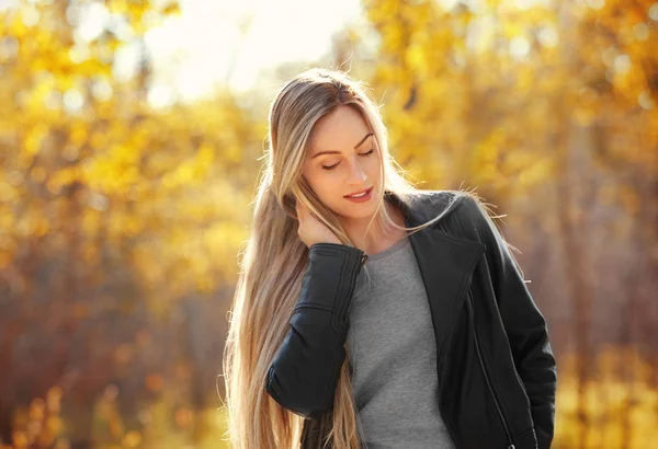 Mulher bonita jovem — Fotografia de Stock