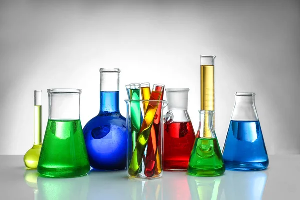 Kimyasal şişeler ve test tüpleri — Stok fotoğraf