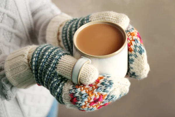 Mani in guanti che tengono la tazza — Foto Stock