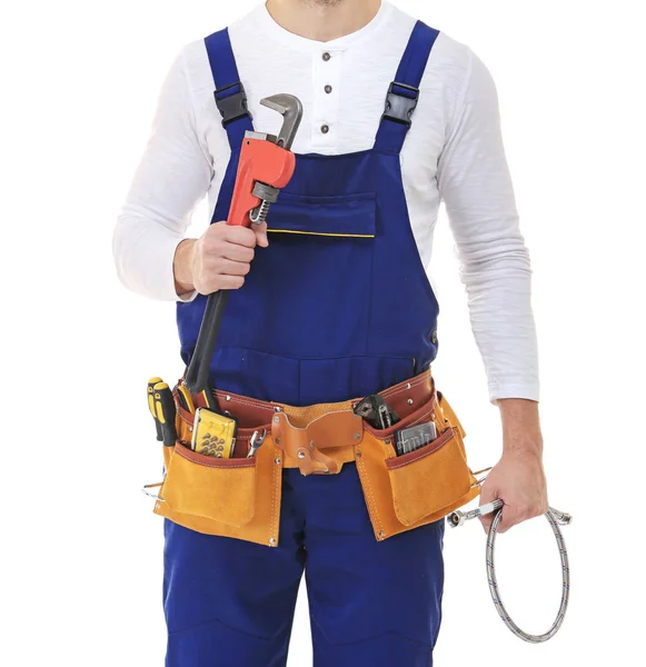 Loodgieter in blauwe uniform tools houden op witte achtergrond — Stockfoto