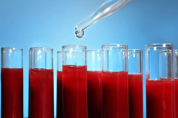 Reagenzgläser mit Blut gefüllt — Stockfoto