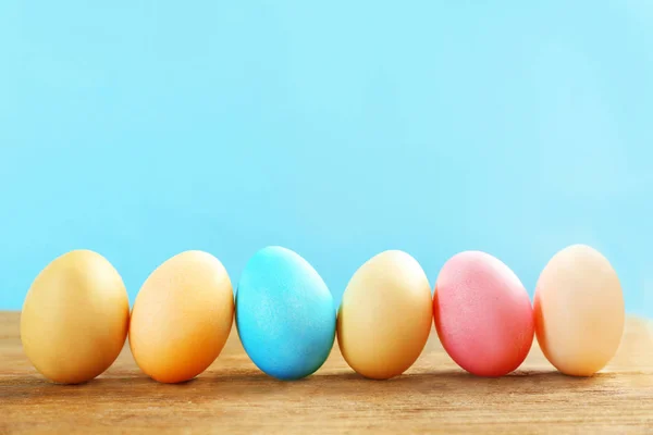Huevos de Pascua sobre mesa de madera —  Fotos de Stock