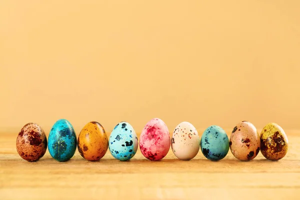 Tahta masada paskalya yumurtaları — Stok fotoğraf