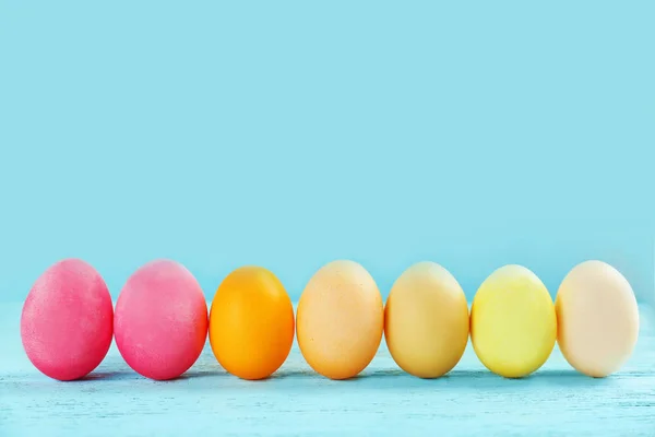 Oeufs de Pâques sur table en bois — Photo