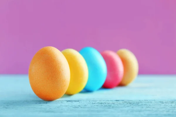 Huevos de Pascua sobre mesa de madera — Foto de Stock