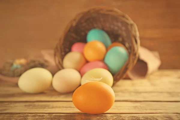 Tablo üzerinde tüy ile Paskalya yortusu yumurta — Stok fotoğraf