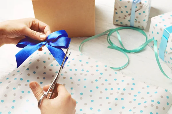 Manos de mujer embalaje regalos —  Fotos de Stock