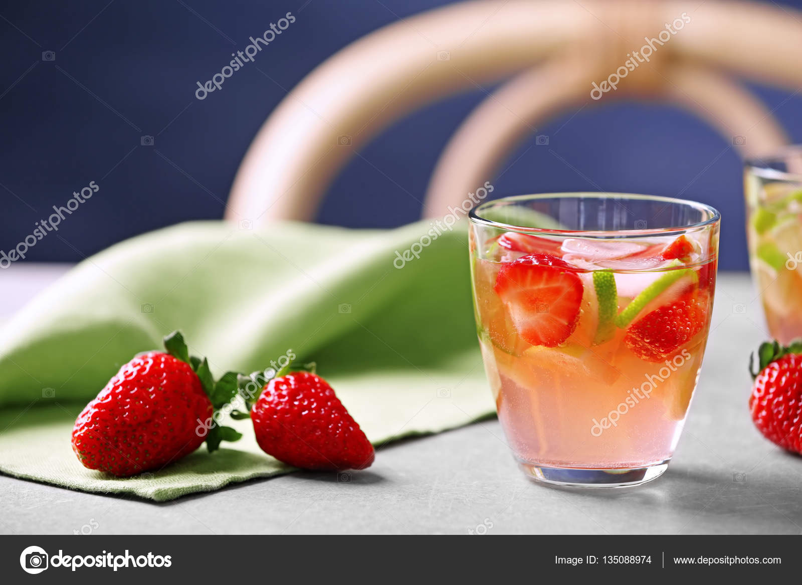 Glas mit Erdbeer-Cocktail - Stockfotografie: lizenzfreie Fotos ...