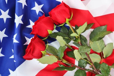 Gül ve Amerikan bayrağı