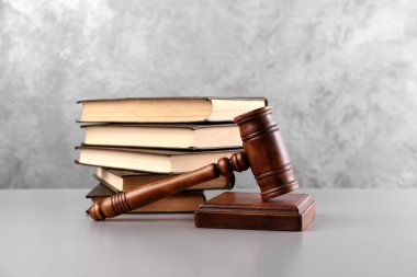 Hakimin tokmak ve kitaplar 