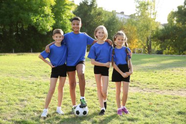 Sahada futbol topu ile şirin çocukları