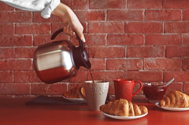 Kahve fincan içine dökme 