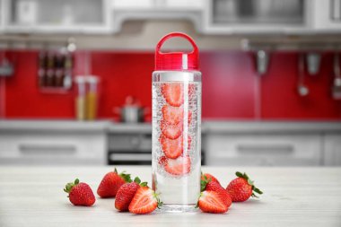 Çilek-infüzyon su şişesiyle